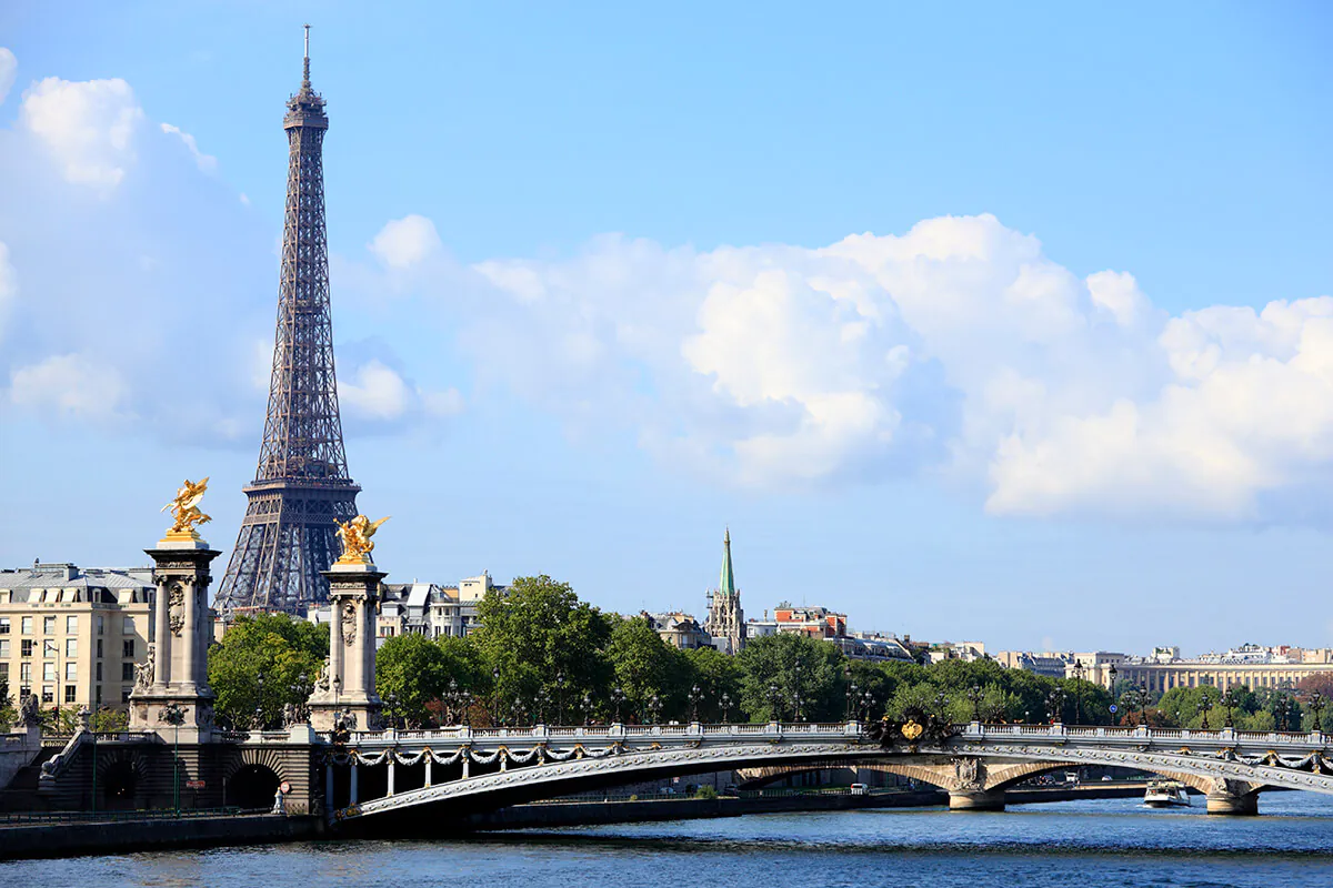Rio Sena e Torre Eiffel em Paris, roteiro de cruzeiro fluvial na Europa