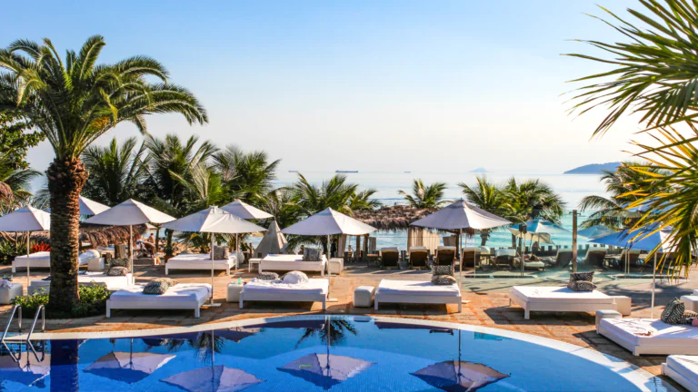 Resorts Baratos e Completos para Conhecer em 2026: Como Viajar Mais Gastando Menos